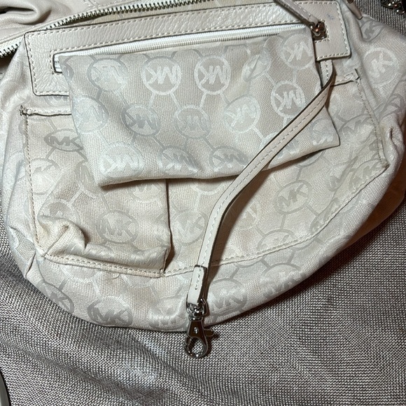 Michael Kors AP-1011 Cream Pleated Shoulder Bag - Picture 9 of 13